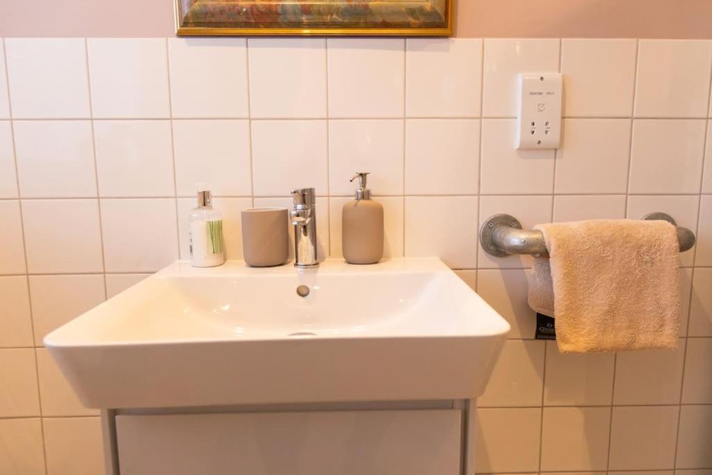 Amarelo Apartment, Central Charlbury, 1 Super King Bed Ngoại thất bức ảnh