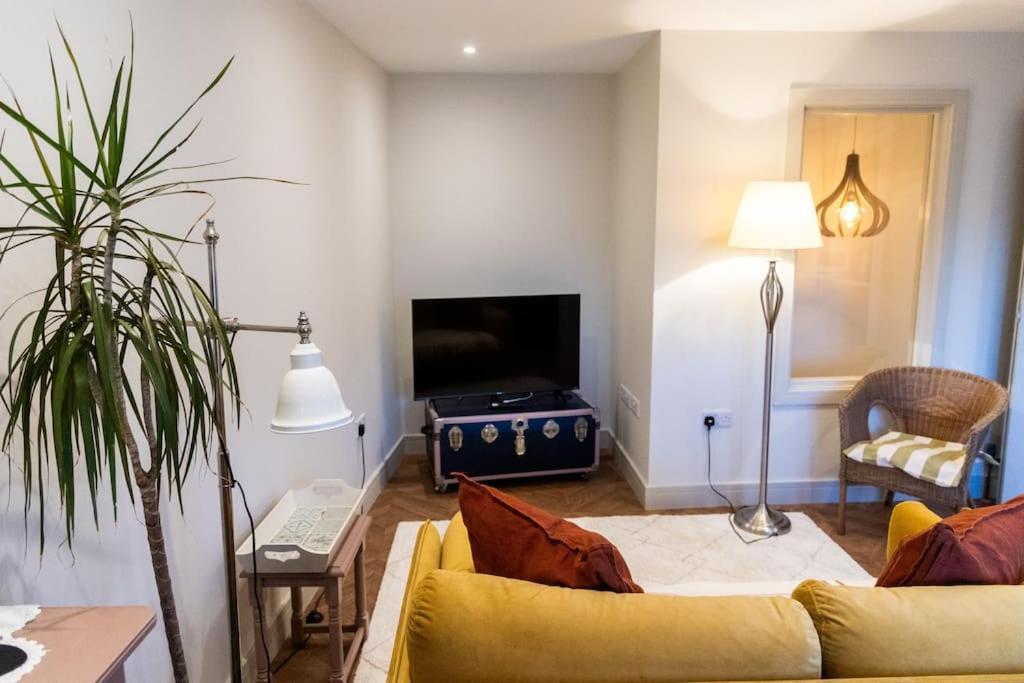 Amarelo Apartment, Central Charlbury, 1 Super King Bed Ngoại thất bức ảnh