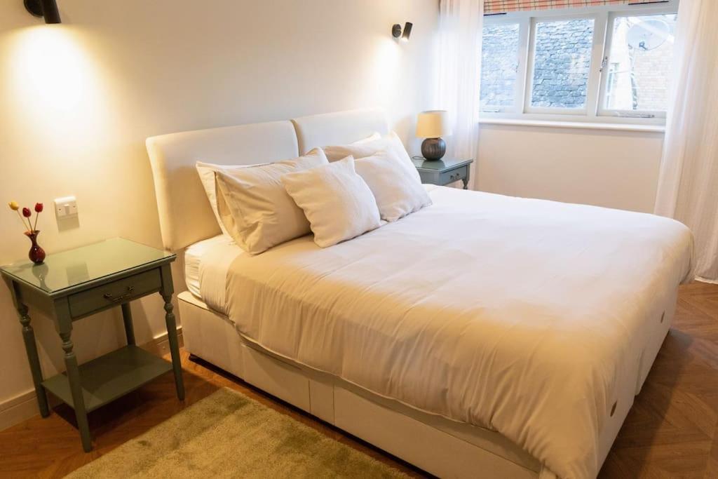Amarelo Apartment, Central Charlbury, 1 Super King Bed Ngoại thất bức ảnh